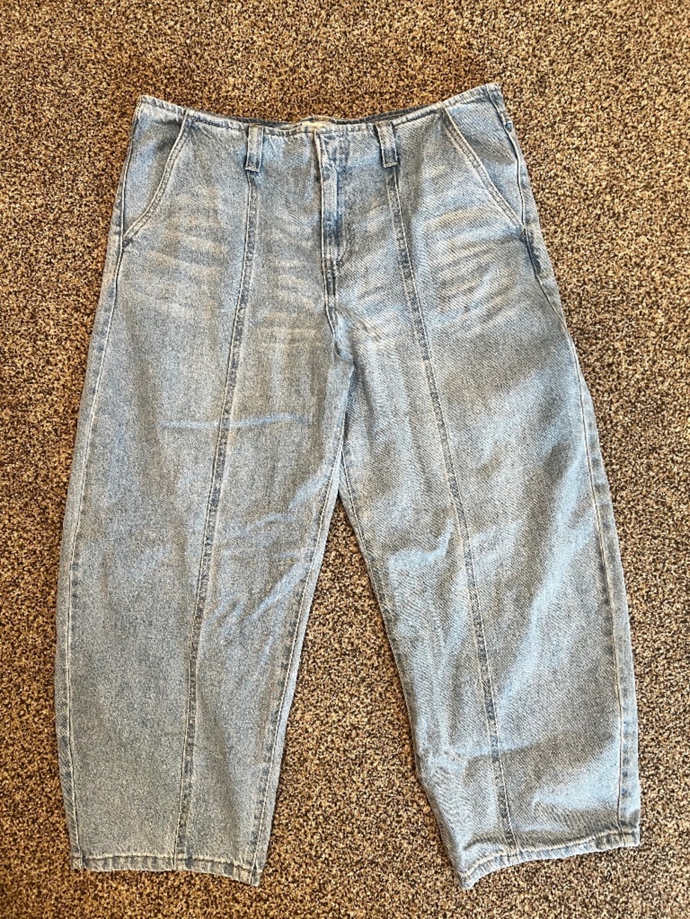 NWOT UNIVERSAL THREAD Barrel Light Wash Jeans